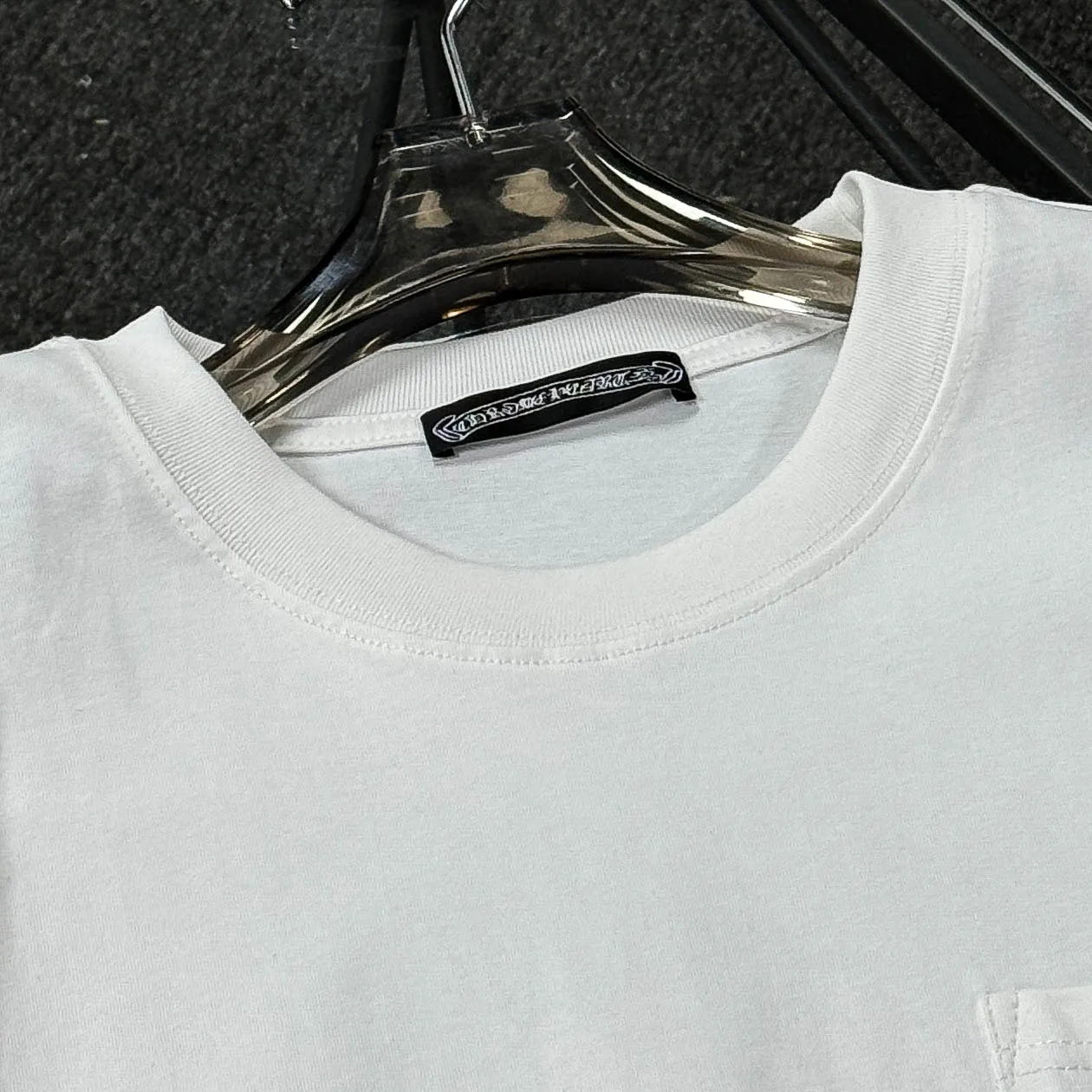 P170 Chrome Hearts 25 high-end versions. The fabric is made of 300 grams of high-density pure cotton. It does not deform or shrink. It has three labels. It is the same style for men and women. Technology: suede foaming + digital printing. Color: white, black. SIZE: S-XL.